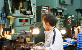 当社のプレス成型加工の様子