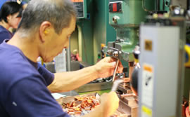 当社のプレス成型加工の様子